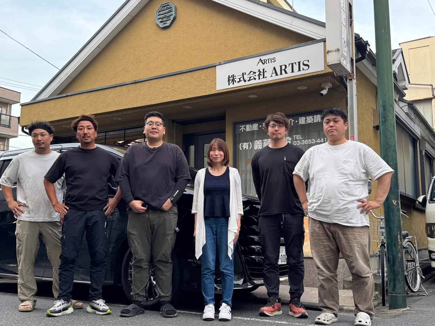 事務所の前に集まったARTISの社員