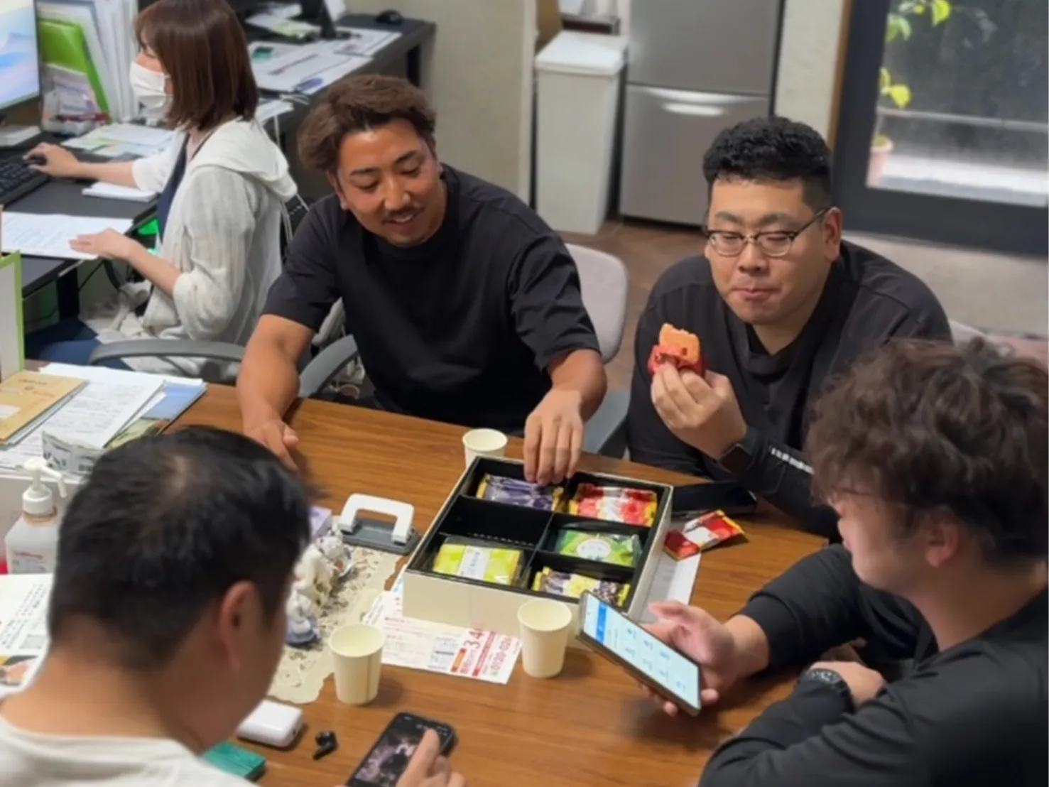 休憩中に談笑するARTISのメンバー